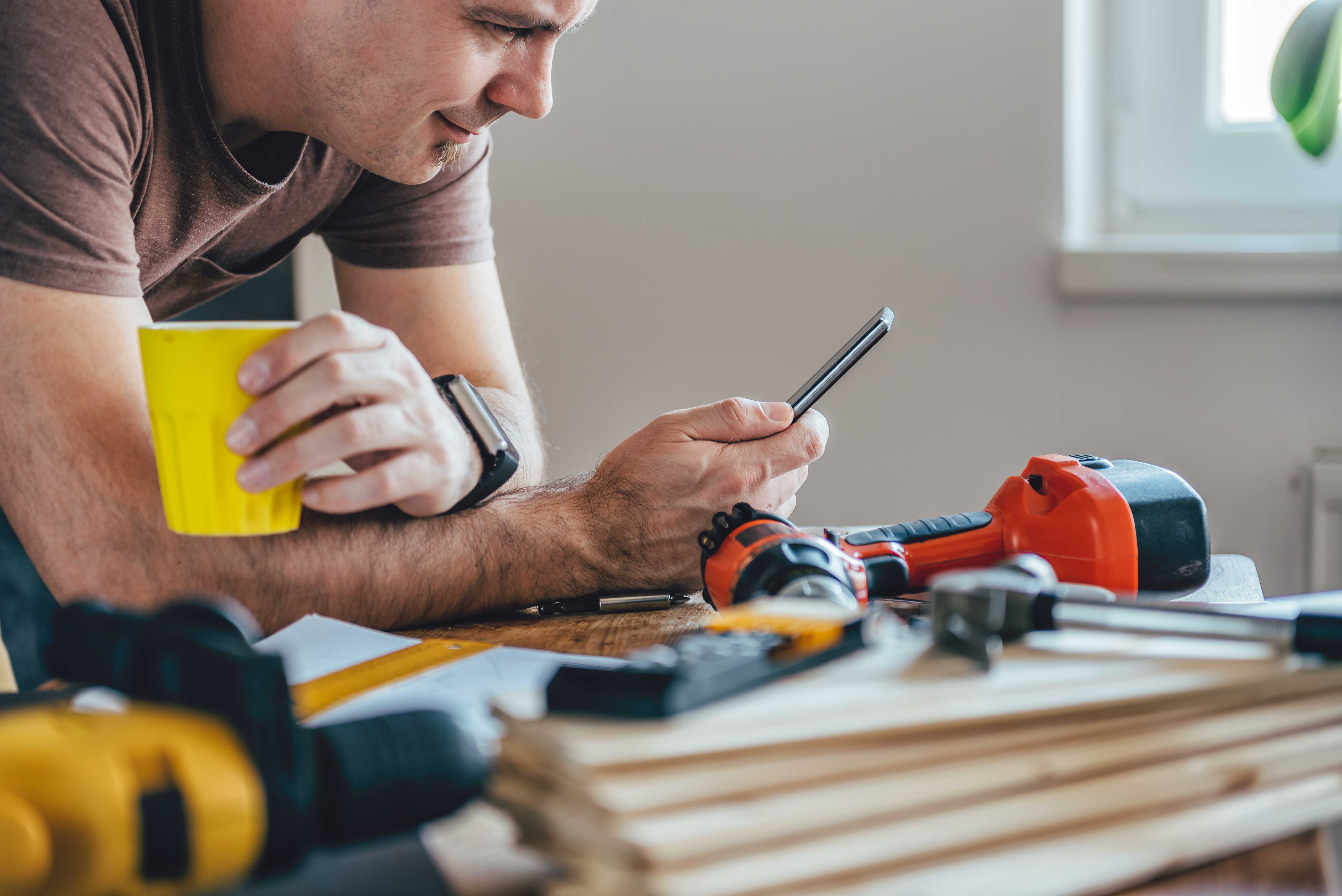 Schweizer Handwerker erfasst seine Arbeitsstunden direkt auf dem Smartphone